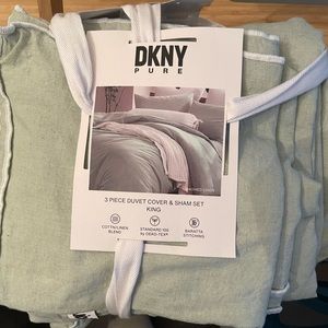 King cotton/linen blend sheet set by DKNY Pure.